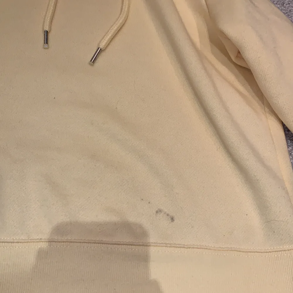 Så mjuk o gosig hoodie, använd 2-3 gånger. Inga nopprar eller fel förutom en liten fläck från akrylfärg på nedre kanten, syns dock inte jättemycket när man har på sig den. Köparen står för frakten!💛💛. Hoodies.