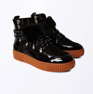 kim boots - ginatricot - Säljer dessa as balla vinterbootsen från ginatricot. I princip aldrig använda då de är lite små för mig (som ni ser på undersidan av skon). Kontakta mig gärna för bilder på skorna eller vidare frågor :)