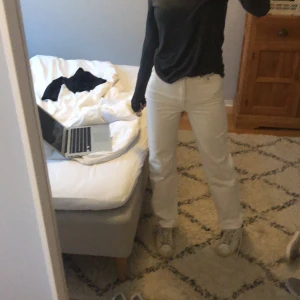 Vita rowe - Vita raka jeans i modellen rowe från Weekday. Storlek w 24 L 32. Nästintill oanvända. Skickat spårbart med postnord