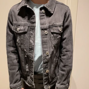 Svart Jeansjacka  - Svart jeansjacka stl 140 nyskick 