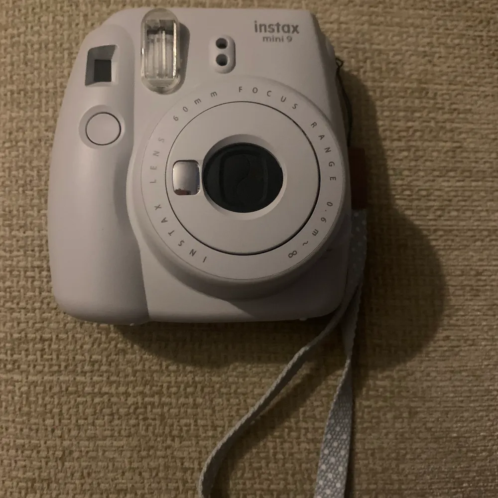 Instax mini 9. Köpte den för ett tag sen men har ej använt den någon gång så den ska fungera finfint. Finns inga skador. Pris kan diskuteras vid snabb affär. . Övrigt.