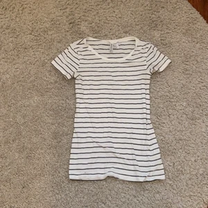 Randig tröja - En basis tajt randig tröja från hm✌🏼 frakten går på 44kr