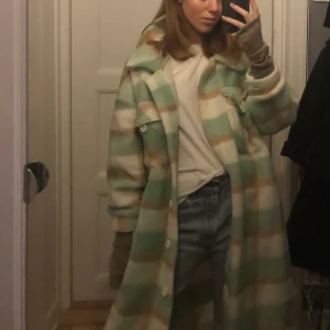 Kappa - Jättesöt pastellgrön rutig kappa inköpt i Paris och endast använd 2-3 ggr. 