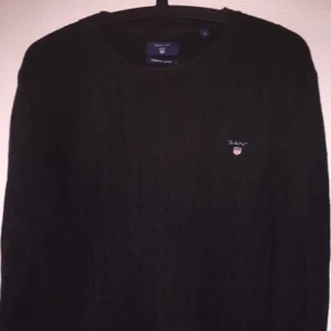 Gant, långarmad tröja - Svart kabelstickad tröja från Gant. Fint skick. Säljer pga att den aldrig kommer till användning.              Nypris 1 995. Strlk M. Frakt tillkommer 💋