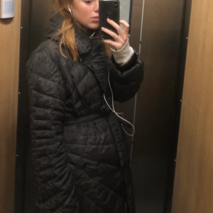 Svart dunjacka - Supervarm och mysig dunjacka från Armani. Inköpt second hand och i gott skick förutom att några knappar saknas. Storlek 38 men passar även mig som normalt är 34/36