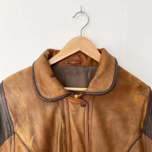 Skinnjacka - Snyggt sliten skinnjacka 🔥 ingen tagg i men uppskattar att storleken är M/L, kan mäta upp den om det önskas.