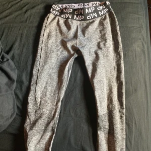 Träningsbyxor från Myprotein - Använda 1 gång, storlek M, passar S-M, köpare står för frakt. Nypris 500kr