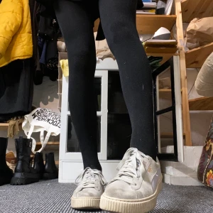 Puma Skor - Superfina skor från puma, ljusblå och beiga! Lite smutsiga men annars är dom hela och fina. Sitter perfekt på mig som har 39 ❤️