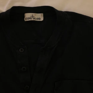 Stone island tröja - Skitsnygg stone Island tröja som har vintage feeling. Den har lite slitningar men är annars i bra skick 💕