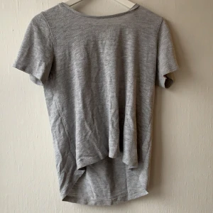 Grå tröja med snörning i ryggen - Grå tröja med snörning i ryggen från only storlek M. Säljes för 20kr+ frakt