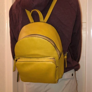 Gul ryggsäck - Gul väska från Grekland. Perfekt för en shoppingdag på stan. Har tyvärr inte kommit till användning. Frakt inkluderad i priset