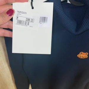 Kenzo tröja Dam storlek M  - Blå kenzo tröja, strlk M men passar även S: klassisk blå tröja men märket i hörnet. Endast provad en gång. Kvitto finns och prislapp sitter kvar. Nypris: 3399kr Mitt pris: 1400.