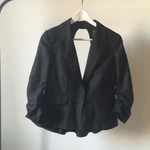  - Kavaj med öppen rygg och rosett, köpt i London. Har använts flitigt utan skavanker. Säljes billigt, 20kr+frakt⭐️⭐️⭐️