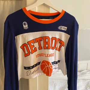 Longsleeve - Använd två gånger, inte lika gul i verkligheten. Frakt 63 kr spårbar annars 44 kr tror jag. Sjukt snygg!👊