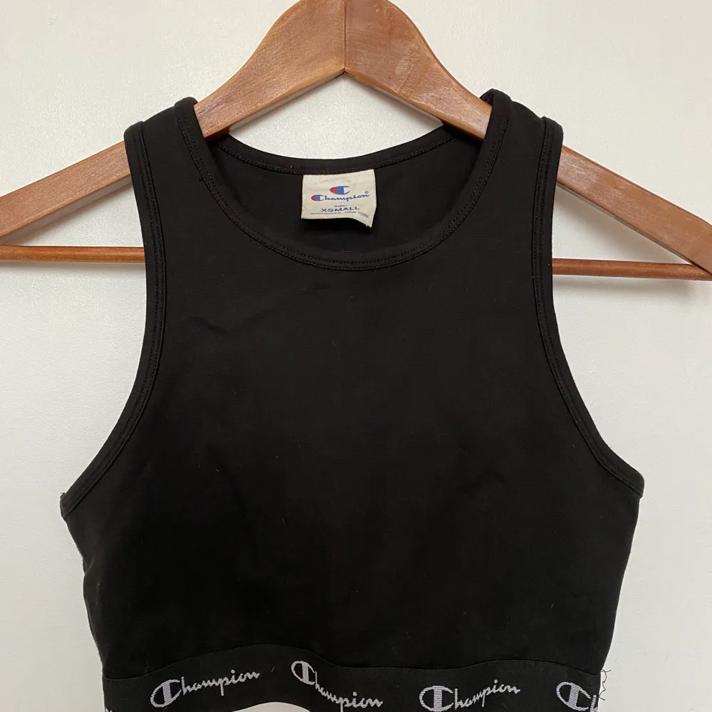 Black Champion crop top size XS. Used a couple of times, great condition! Price new 350 SEK.. Toppar.