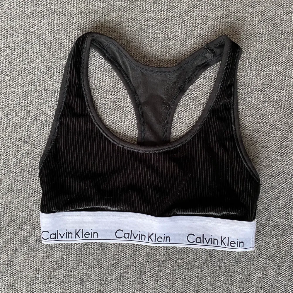 Calvin Klein soft bra in velvety black fabric, size XS. Never used, great condition! Price new 399 SEK.. Toppar.