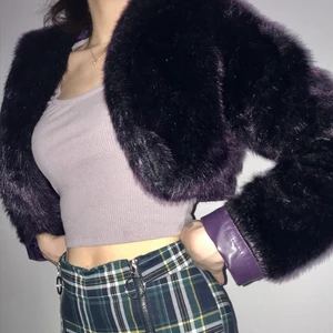 Lila croppad jacka - Köpt secondhand, sååå fin med bratz-vibbar. Tjejen på bilden är xs. Står ingen storlek i jackan, men uppskattar den som en xs. 💘💖🌟 skickas med spårbar frakt 