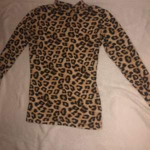 Leopard tröja med takt passform🐆 Som ny och knappt använd!