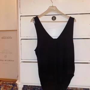 Svart body från H&M - Svart body från H&M med samma V-ringning både bak och fram. Använd 1 gång. Köparen står för frakt 🧡
