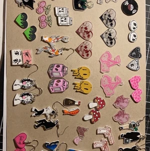 Örhängen - Säljer lite blandade örhängen som jag har gjort. Pris mellan 75 - 100kr beroende på hur svåra de var att göra