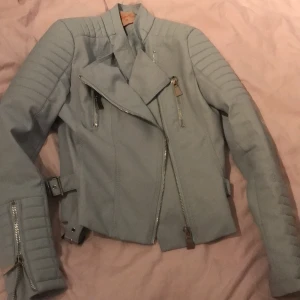 chiquelle jacka  - En fin ljusblå jacka från chiquelle i gott skick. Skicka till mig om du undrar något t.ex flera bilder eller något annat. 🥰