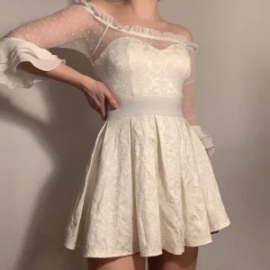 Vit studentklänning  - Vit studentklänning med klockad kjol. Aldrig använd.  Strl S. Frakt 66kr med Postnord Skicka lätt -spårbart paket. 