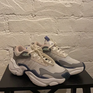 Adidas sneakers  - Säljer dessa balla adidas sneakers då de tyvärr är för små för mig: dammodell,magmur runner, knappt använda. Nypris 1200. Frakt betalas av köparen😊