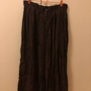 Maxikjol  - Snygg maxikjol med brunt mönster 🤎🖤