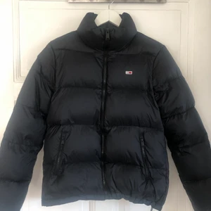 Tommy Hilfiger jacka - Säljer min fina Tommy Hilfiger jacka som tyvärr har blivit för liten :( Använd flitigt men ser fortfarande ut som ny! Storlek S. Ordinarie pris 2000kr, säljer för 1000kr + frakt 😍 