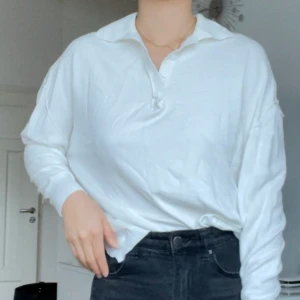 Tröja - Fin vit tröja från pull&bear. I princip oanvänd, säljer för att jag har en liknande! Frakt 59kr, hämtas annars i helenelund eller sollentuna 
