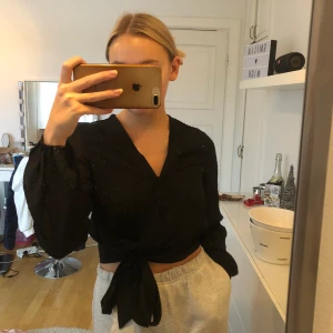 Topp  - Jättefin topp ifrån bikbok med snörning. Det är svårt att få med hur den ser ut på bild, så skriv vid intresse så kan jah försöka skicka bättre bilder. 