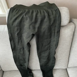 Träningstights med bra märke  - Rensar ut träningskläder som inte passar längre. Går att köpa för sig för 200 kr styck eller paketpris 650 kr. Alla är i storlek M och passar dig som är mellan M/S