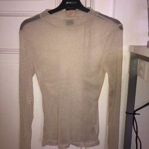 Glitter topp - En jättefin glittertopp från ginatricot. Aldrig använd endast testad. 
