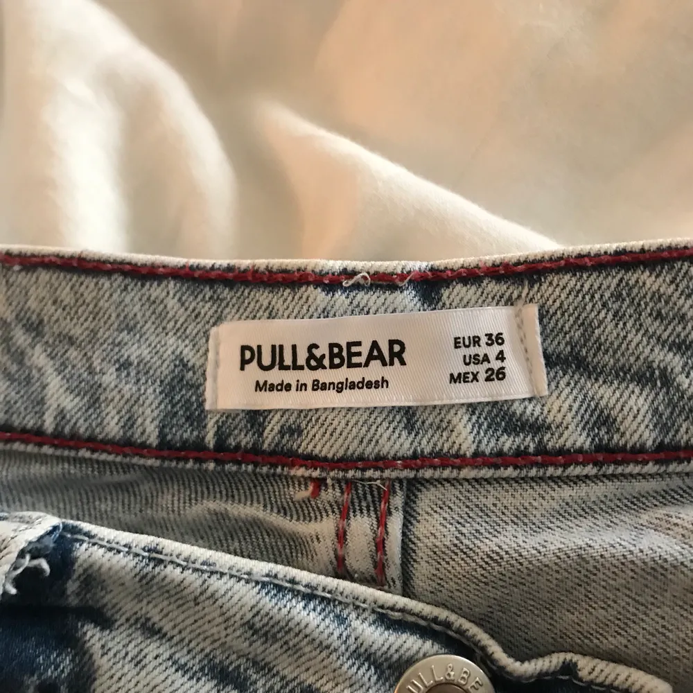 Snygga mom jeans från Pull & Bear, inköpta under hösten 2020 och säljer nu pga de blivit för små, sparsamt använda så i bra skick🌸 Köparen står för frakten!. Jeans & Byxor.
