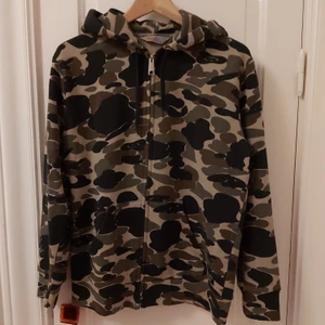 Carhartt hoodie - En zip hoodie från carhartt med camo-mönster. Super skön och oversized men använder inte längre. Är i storlek herr M, jag har vanligtvis dam S. Passar säkert upp till L beroende på önskad fit.