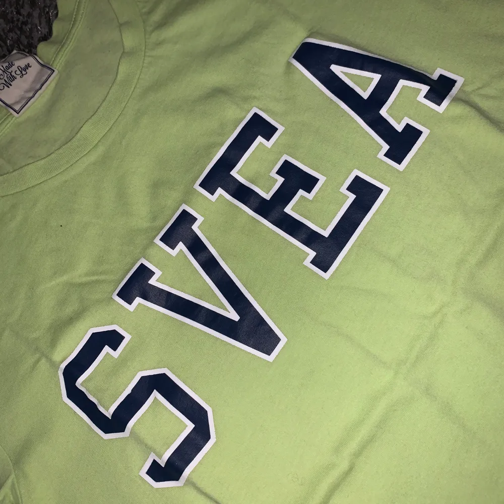En fin grön t-Shirt från Svea, använt en gång. Ganska stor i storleken. T-shirts.