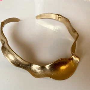 Halsband ZARA - Snyggt och bekvämt halsband från ZARA