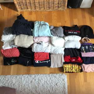 30 st överdelar som bland annat består av tröjor, tshirts, linnen, långärmat, jackor, koftor, festkläder, vanliga vardagskläder och lite assacoarer! 😍 Allt är XS-S. ALLT KÖPS TILLSAMMANS, INTE VAR FÖR SIG!