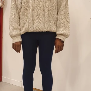 Söt sexig och trending tröja  - En fint söt och trending sexig tröja. Som är användade bara 2 dager. Sitter som buggy och går hur man vill ha på sig. Fri storlek. Bud ligger från 420