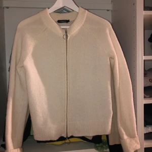 J.Lindeberg kofta - Superfin vit kofta i mohair och ull, toppen skick, säljer då den är för stor på mig! Nypris: 2000kr