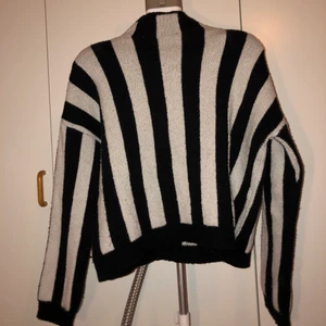 Tjocktröja från mango storlek S! - Randig tjocktröja från mango i storlek S, superfin passform. Kan mötas upp i Lund och Malmö, även posta och då tillkommer fraktkostnad! 