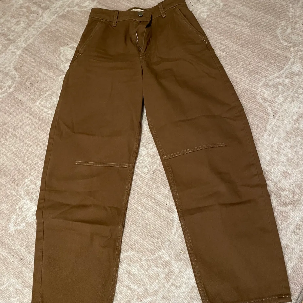 Ett par bruna jeans med vita detaljer i storlek 36. Endast använda en gång då det inte riktigt var min stil. De går ner till vristerna så de är lite kortare. Pris kan diskuteras. ☺️. Jeans & Byxor.