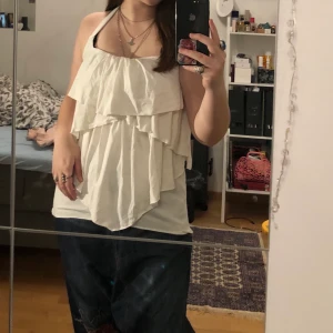 vitt linne - ett särskilt sydd linne med olika lager som man ser på bilden. mycket unik och söt till en solig dag :D 