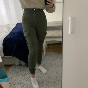 Gröna cargo byxor från Bikbok - Coola cargo byxor i militärgrönt från Bikbok🍃😁 Storlek 34 men kan även passa en 36. Köparen står för frakten eller så kan jag mötas i Gävle🤗💌 Pris 25 kr exklusive frakt