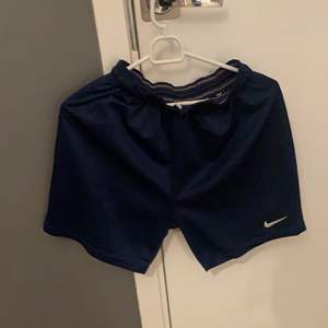 Marinblå Nike shorts i gott skick. OBS! Väldigt liten i storlek.