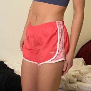 Träningsshorts, Varsity - Shorts från Varsity, perfekta för exempelvis cheerleading! Frakt tillkommer