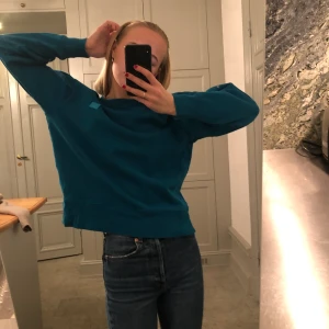 Blå Acne Studios Sweatshirt - Säljer min sjukt snygga sweatshirt från Acne Studios. Otroligt bra skick och kvalite. Är i storlek XS men är ganska oversized så skulle säga att den passar både S och M beroende på hur man vill att den ska sitta på kroppen. Nypris: 1900kr. Pris kan diskuteras!