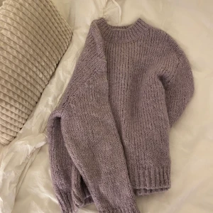 Lila stickad tröja från zara🤎 - Superskön stickad tröja från zara. Knappt använd! Väldigt fin lila färg🥺