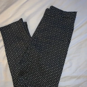 Mönstrade kostymbyxor - Mönstrade kostymbyxor från Hm! Använda ett fåtal gånger men är i fint skick. Finns dragkedja på sidan. Storlek 38.