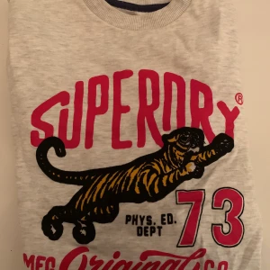 Superdry sweatshirt - Superdry sweatshirt i storlek XS, passar även S, fint skick 
